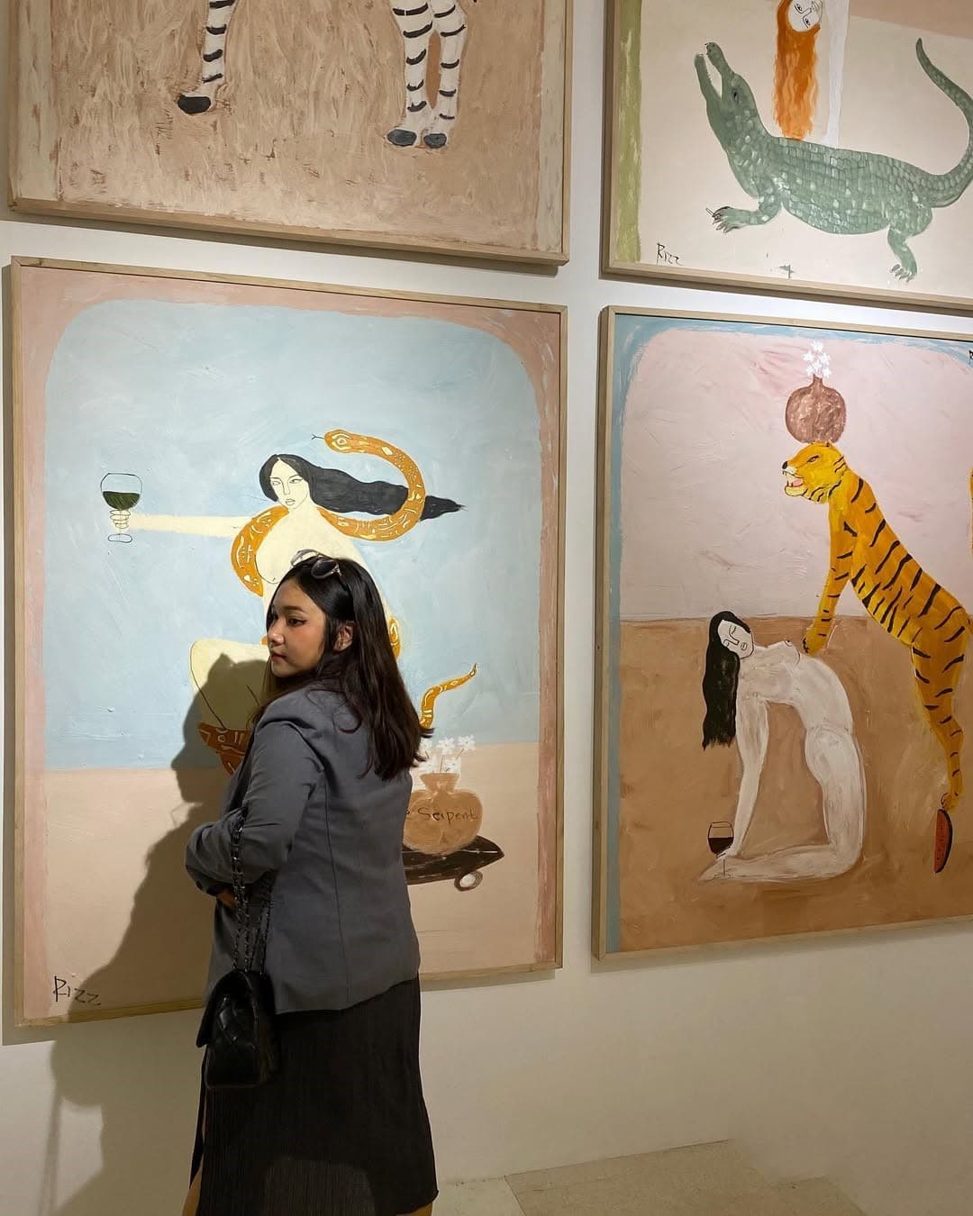 Chaterina find inspirations in an Arts Gallery